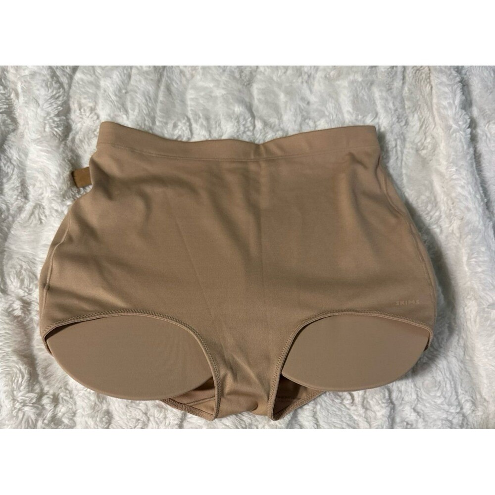 Skims body butt enhancing brief